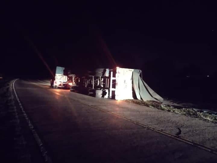 Volcó un camión en el acceso norte a Brinkmann